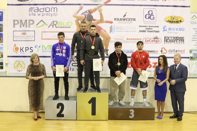 Na trzecim stopniu podium w czerwonym stroju Arslanbek Salimov