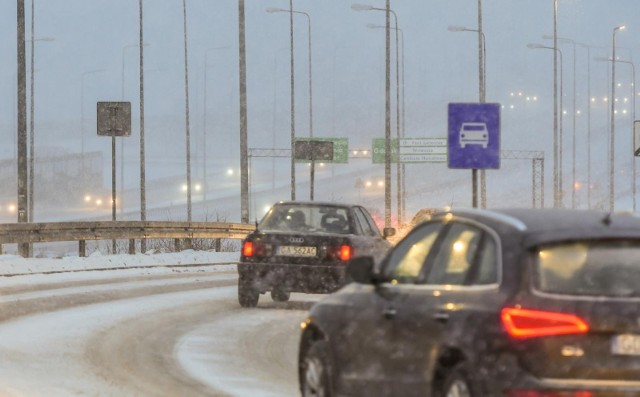 Centrum Katowic w czwartek, 9 grudnia, było pięknie zaśnieżone. W ciągu nocy przybyło śniegu i dlatego poranek w piątek jest trudny dla kierowców. Drogi są białe i śliskie.Zobacz kolejne zdjęcia. Przesuń w prawo - wciśnij strzałkę lub przycisk NASTĘPNE