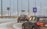 Atak zimy w Katowicach! Centrum miasta zaśnieżone. Drogi są białe i śliskie. Kierowcy oraz piesi muszą uważać. Zobaczcie zdjęcia