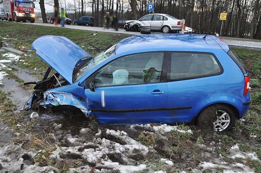 Biała Podlaska. 77-letni kierowca doprowadził do podwójnego zderzenia. Pasażerka passata trafiła do szpitala