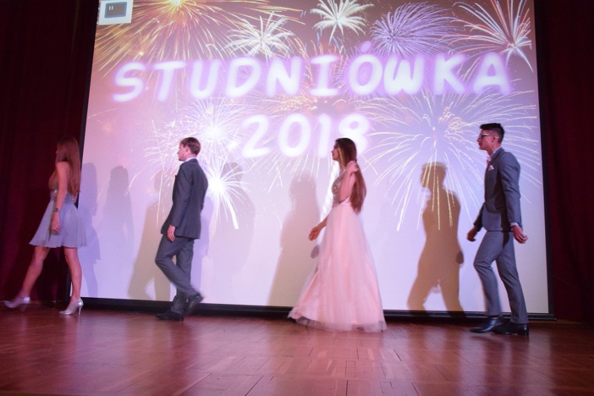 Moda studniówkowa 2018. Pokaz w Zespole Szkół nr 1 im....