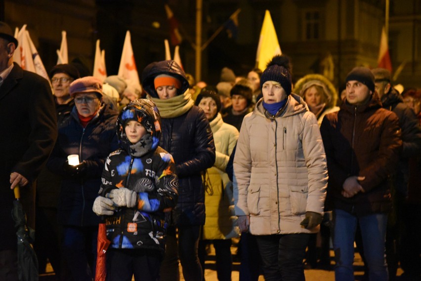 Marsz Światła w Jarosławiu. Tysiące wiernych upamiętniło 18. rocznicę śmierci papieża Jana Pawła II [ZDJĘCIA, WIDEO]