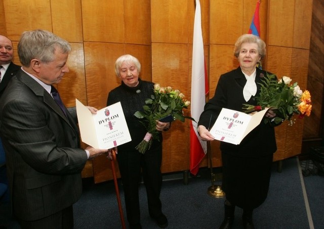 Janina Kubacka (z lewej - proste włosy) oraz Maria Hudeczek odebrały wczoraj tytuły Pionierek Szczecina.