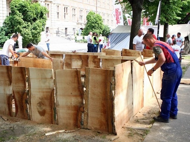 Budowa zagrody w miasteczku namiotowym Solidarności na Wałach Chrobrego w Szczecinie