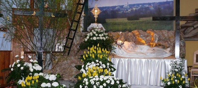 Ładny wystrój Grobu Bożego w kościele Św. Brata Alberta w Starachowicach