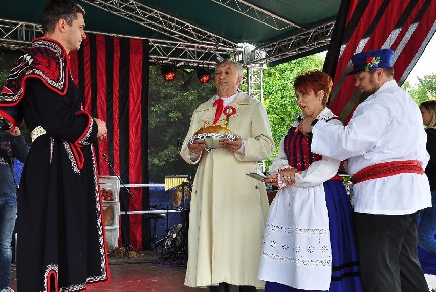 Wielkie dożynkowe widowisko w Sandomierzu! Minister Schetyna obtańczył wieńce (zdjęcia)