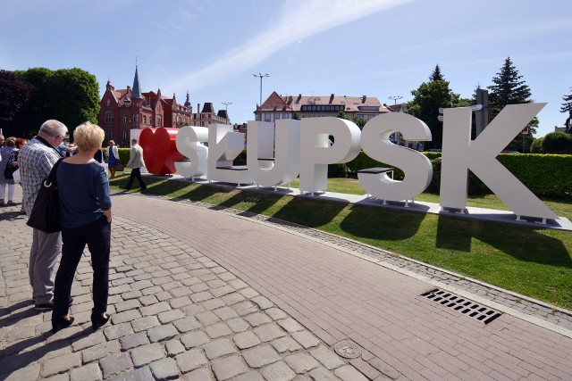 Czerwone serduszko w napisie „I love Słupsk” jest podświetlane ledami. Efekt jest widoczny na razie tylko w nocy, gdy  napis otacza ciemność