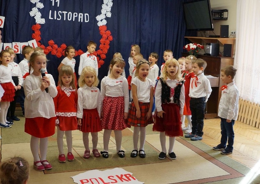 Święto Niepodległości w Przedszkolu Samorządowym numer 43 w Kielcach. Dzieci z przejęciem śpiewały hymn, spotkały się z kombatantami  