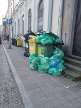 Śmieci na chodniku w centrum Kielc. Urzędnicy: "Taka sytuacja nie powinna mieć miejsca"