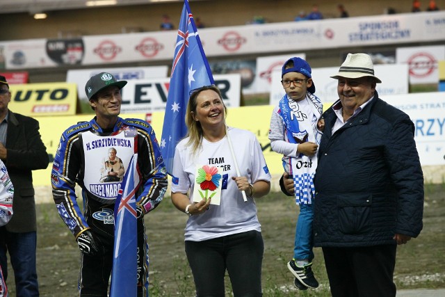 Joanna i Witold Skrzydlewscy i mistrz świata Jason Doyle na pierwszym Meczu Narodów w 2018 roku