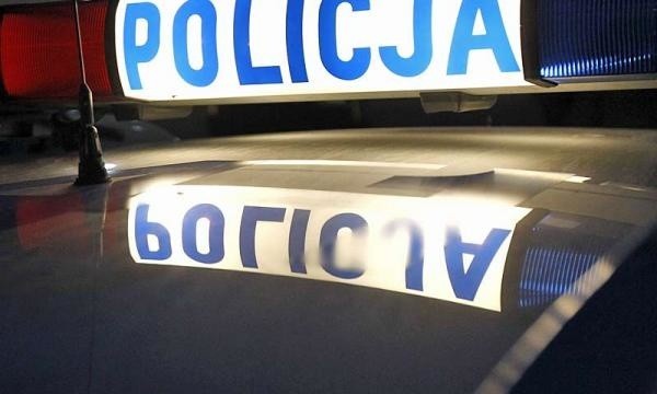 Strzelanina na komendzie. Policjanci postrzelili mężczyznę w nogi.