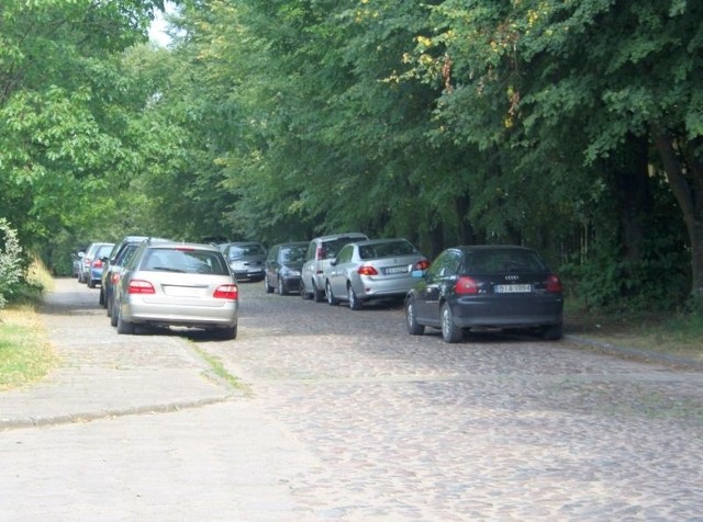 Szczególnie latem, gdy do Supraśla przyjeżdża wiele osób ul. Plac Kościuszki zamienia się w parking. Dlatego między innymi gmina chce tę ulicę modernizować.