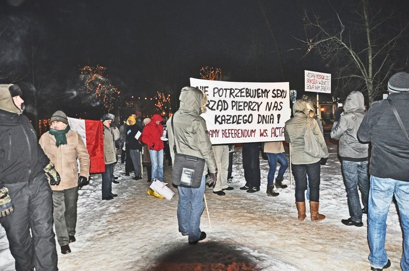Manifestujacy przeciw ACTA zablokowali centrum Suwałk