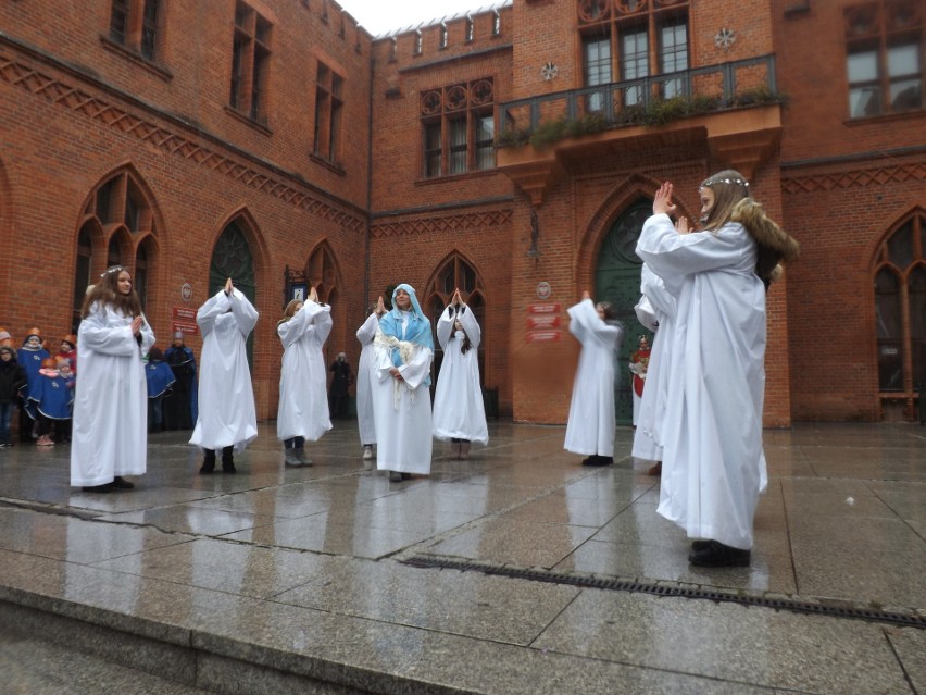 Pierwszy Orszak Trzech Króli w Kołobrzegu. Wyruszył po mszy odprawionej w bazylice [ZDJĘCIA] 