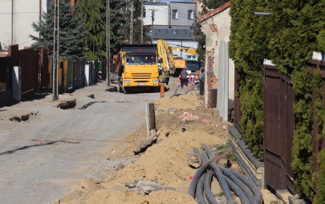 Na Glinicach kolejna rozkopana ulica – Błotnia, jest tu modernizowana kanalizacja sanitarna.