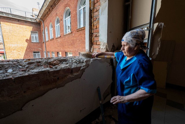 Szef władz obwodu ługańskiego zwrócił uwagę, że mieszkańcom będzie trudno utrzymać w domach temperaturę powyżej zera, bo w tysiącach mieszkań do tej pory są rozbite okna i uszkodzone ściany.