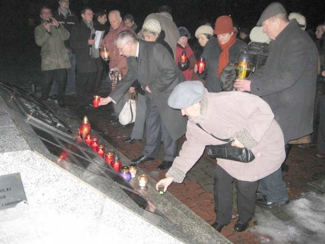 Uczestnicy wieczornego Apelu Smoleńskiego przy Krzyżu Katyńskim w Starachowicach postawili znicze