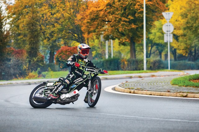 Żużlowiec Kasper Woryna robi kółka na motocyklu żużlowym na rondzie w Rybniku