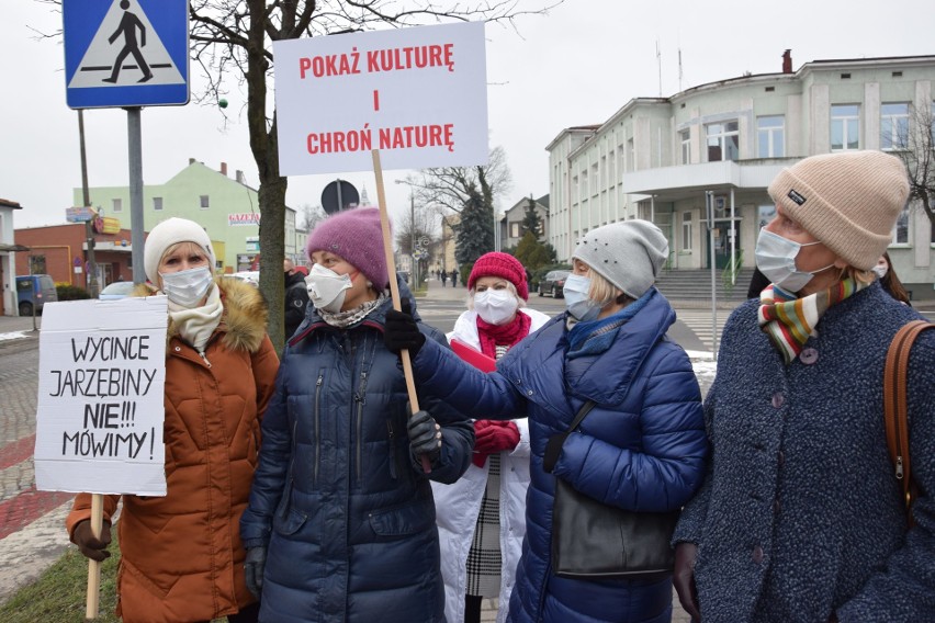 Protest w obronie drzew na ulicy 700-lecia w Żninie....