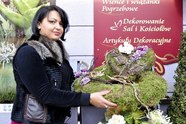 - Nowością są wiązanki na kole z wikliny lub słomy owiniętej materiałem &#8211; mówi Edyta Oleś, właścicielka radomskiej kwiaciarni Ellite.