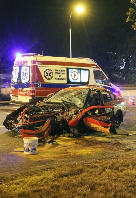 Wypadek taksówki na ul. Krzywoustego we Wrocławiu -...