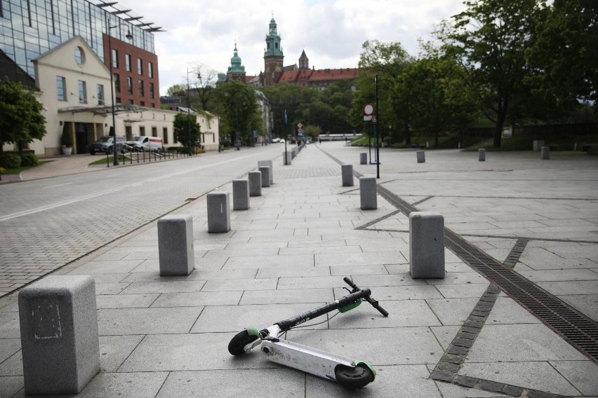 Kraków. Miasto nie porozumiało się z operatorami hulajnóg. Zapowiada "radykalne rozwiązanie" problemu porzucanych pojazdów