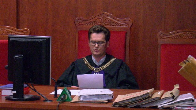 Sędzia Błażej Mikuła w trakcie ogłaszania wyroku