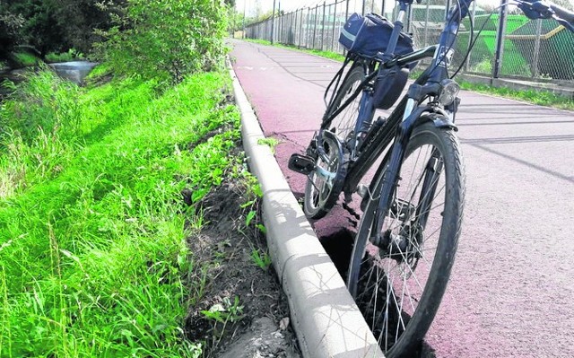 Czytelnik chwycił za aparat i od razu zrobił zdjęcia. Dziura ma głębokość około 25 centymetrów.