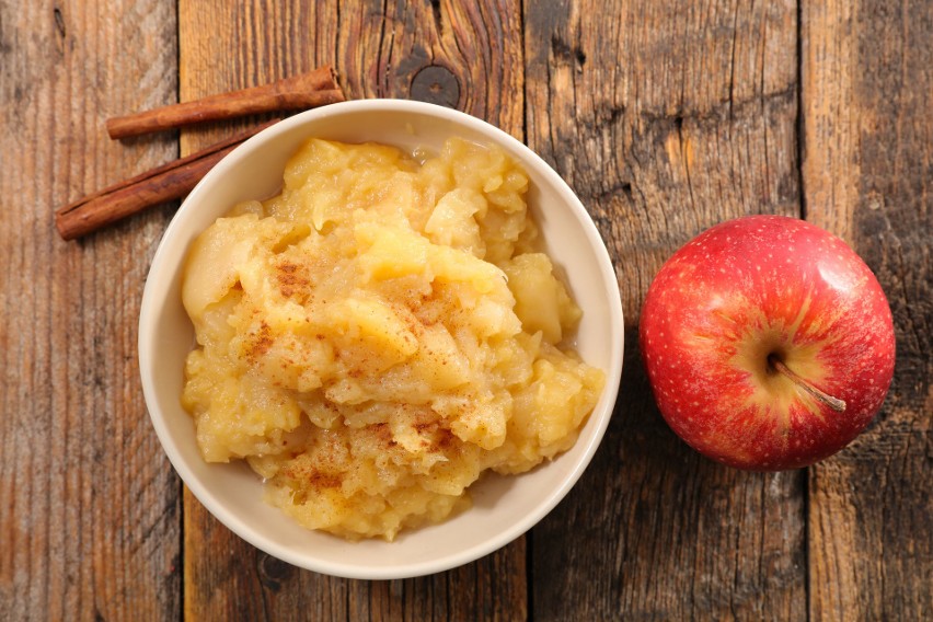 Jako deser można jeść dojrzałe owoce bez skórek: jabłka,...