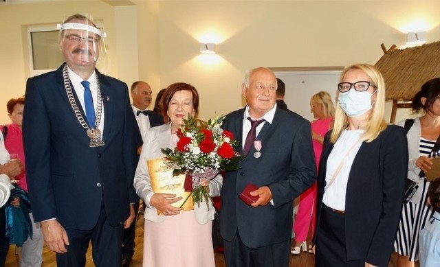 Miła uroczystość w gminie Tuchomie. Państwo Stanisława i Bronisław Hetmańscy z Nowych Hut obchodzą w tym roku 50-lecie pożycia małżeńskiego.