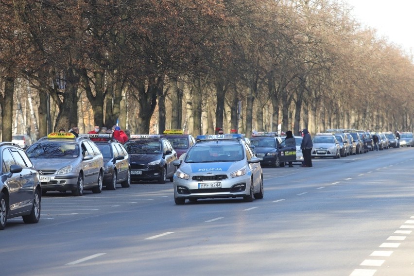 Ogólnopolski protest taksówkarzy w Łodzi. Wielkich korków udało się uniknąć