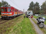 Bulowice. Zderzenie pociągu z autobusem. Cztery osoby w szpitalach. Prawie sześć godzin nie jeździły pociągi [ZDJĘCIA]