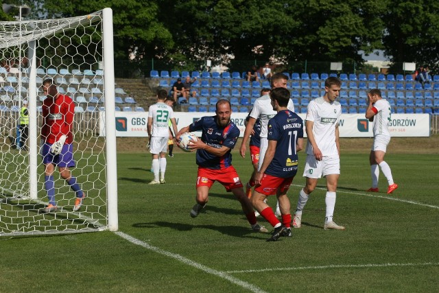 Warta Gorzów (granatowe koszulki) prowadziła z liderem z Bielska-Białej już 2:0, ale skończyło się remisem 2:2.