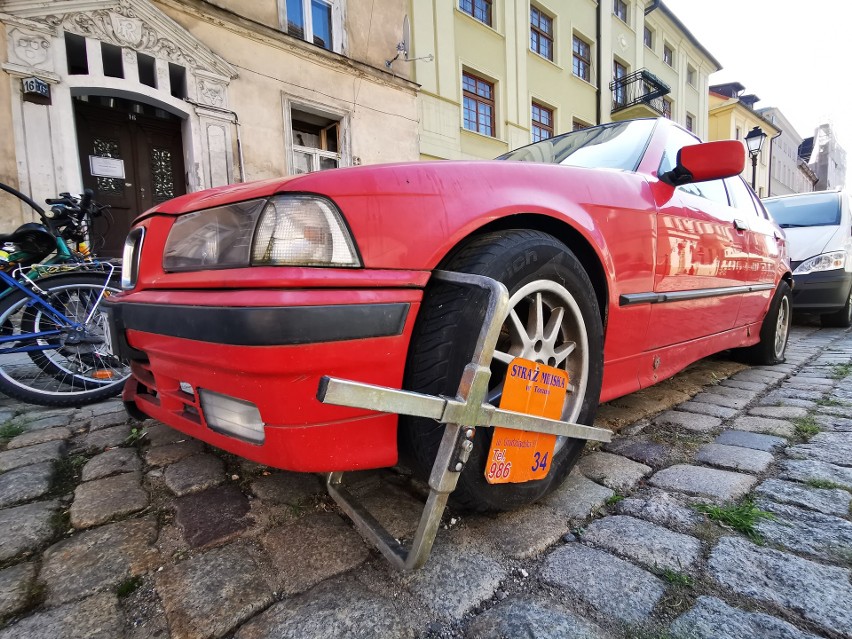 Na toruńskiej starówce od 11 miesięcy stoi auto z blokadą straży miejskiej