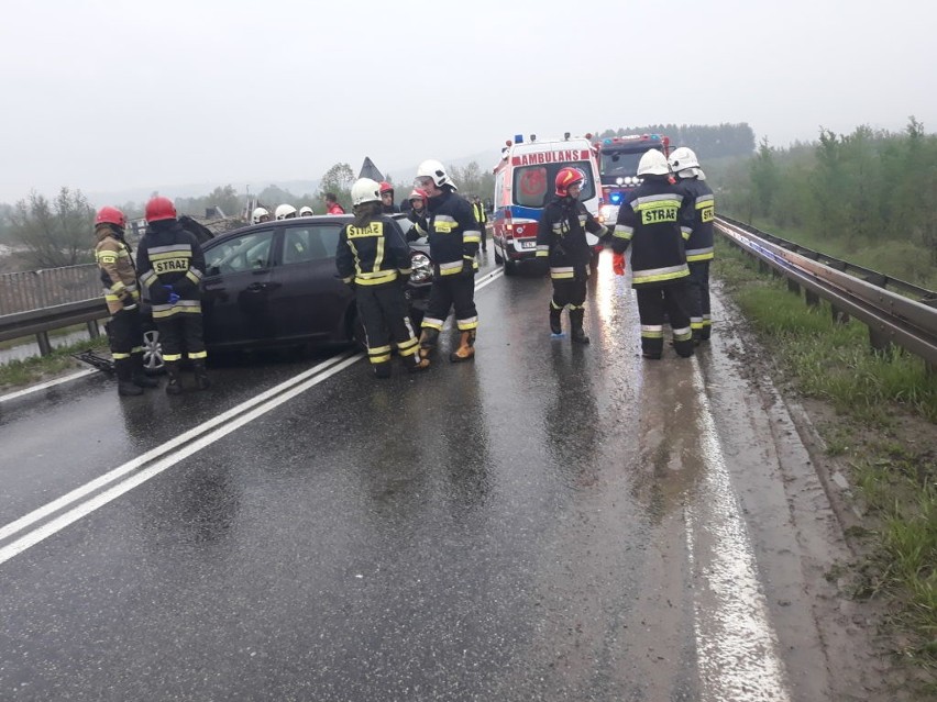 Stary Sącz. Na moście św. Kingi zderzyły się dwie osobówki. Trzy osoby w szpitalu [ZDJĘCIA]