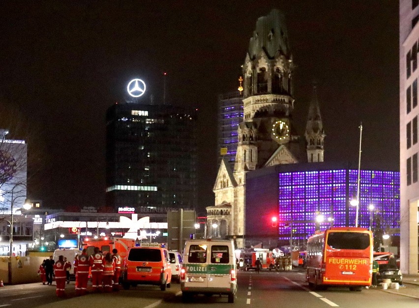 Niemcy: Zamach na Breitscheidplatz w Berlinie. Ciężarówka wjechała w ludzi na jarmarku świątecznym