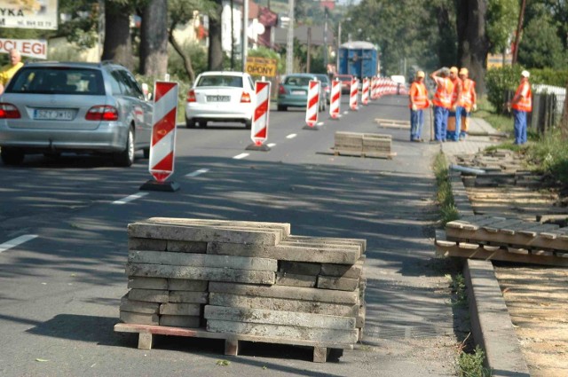 Robotnicy demontują niemal nowe chodniki, wkrótce zniknie też dobry asfalt