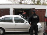 Policja trafiła do dziupli, w której było skradzione BMW X5 (wideo)