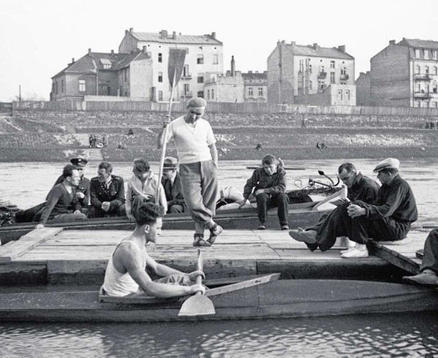 Grupa osób na Wiśle, kamienice przy ul. Madalińskiego w tle, 1934
