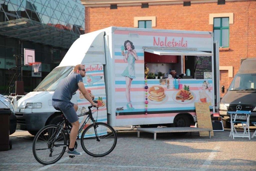 Letni zlot foodtrucków pod Galerią Kazimierz. Było naprawdę gorąco! [ZDJĘCIA]