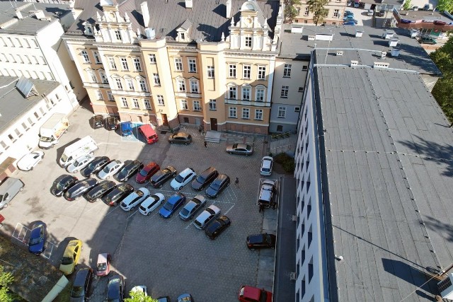 Trwa remont parkingu przy urzędzie miejskim i starostwie powiatowym w Kluczborku. Ma się zakończyć dopiero w październiku.