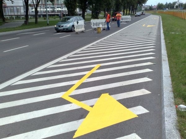 Na skrzyżowaniu ulic Miłosza, Mickiewicza i nowo oddanej do użytku Trasy Kopernikowskiej pojawiły się duże żółte strzałki skrętu w lewo.