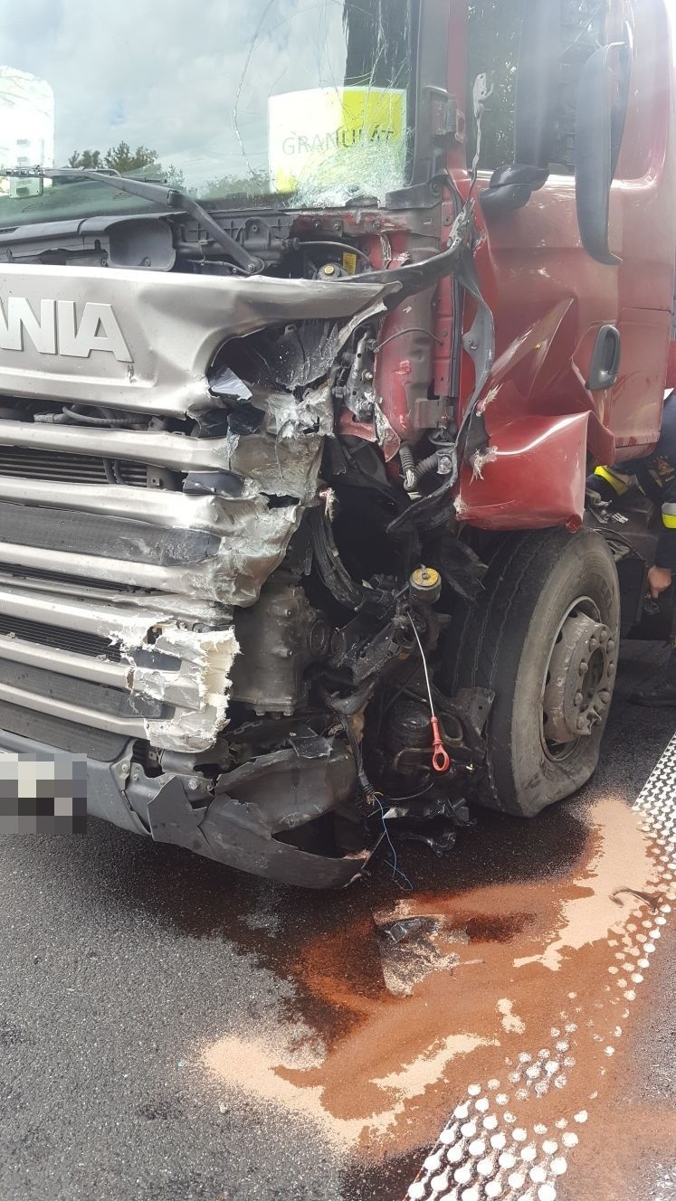 Wypadek na DK94. Ciężarówka zderzyła się z volkswagenem...