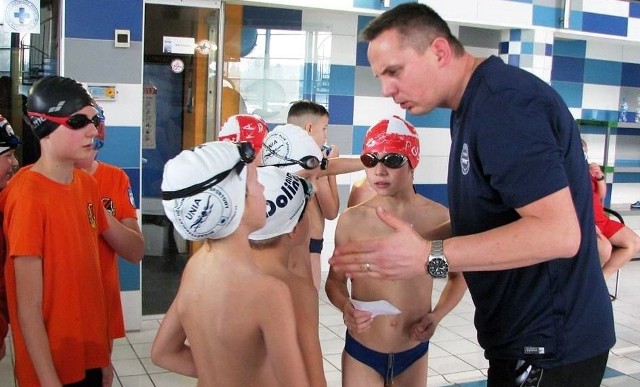Trener Michał Majewski prowadził drużynę najmłodszych pływaków buskiej Unii podczas ostatnich w tym sezonie zawodów "małej ligi" w Starachowicach.