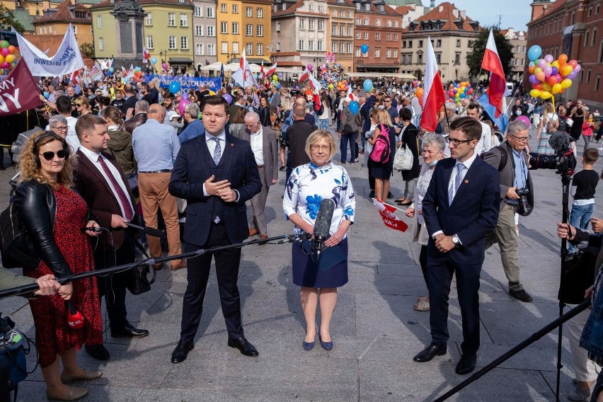 Napisy o LGBT na murach kuratorium. Kurator wzburzona: "Zaprzestańcie deprawacji dzieci"