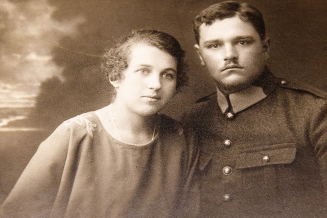 Krzysztof Drabik z przemyśl przez kilkanaście lat badał historię swojego wujka, przedwojennego policjanta Eugeniusza Geislera. Nz. z żona Emilią.