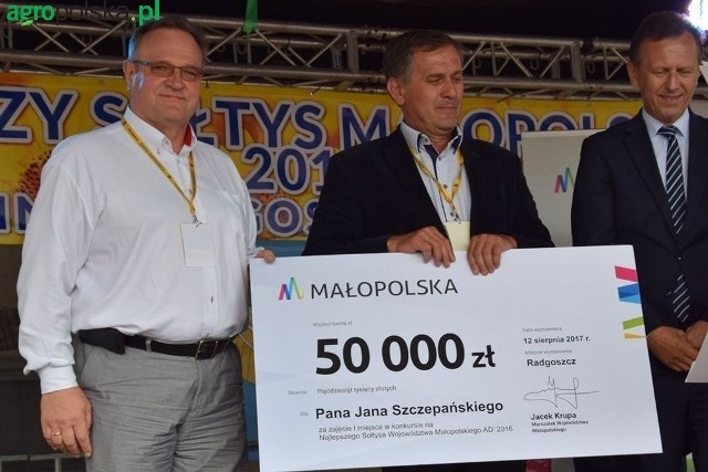 Jan Szczepański w środku, podczas ubiegłorocznej gali konkursu na najlepszego sołtysa Małopolski
