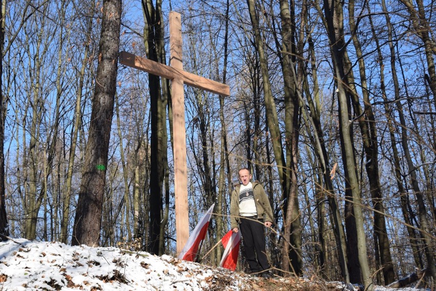 Nowy krzyż stanął w lesie w dzielnicy Lipowica w Przemyślu,...