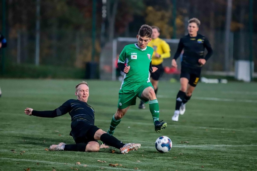 Sparta Augustów (zielone stroje) wygrała w Białymstoku z...