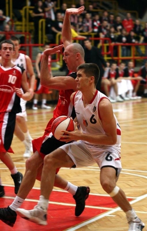 Koszykarze Stali Stalowa Wola (z piłką Jacek Jarecki) przegrali wysoko swój pierwszy wyjazdowy mecz w tym sezonie w ekstraklasie. Z Treflem w Sopocie.